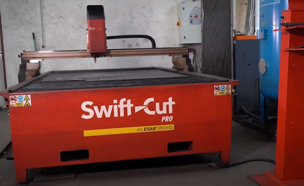MSprojekt's Swift-Cut Pro 3000 CNC plasma cutting machine, paired with the Hypertherm Powermax105 plasma source and SigmaNEST CAD/CAM software.